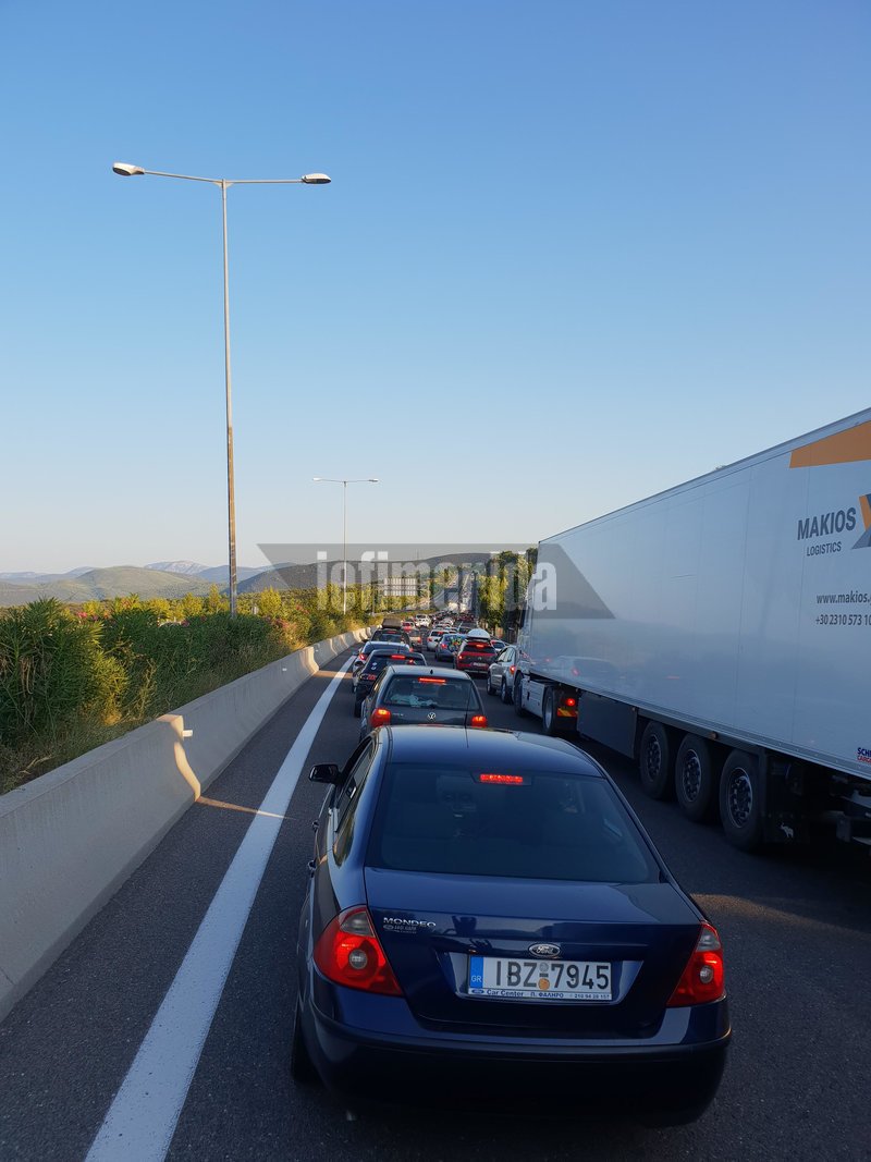 Επιστροφή-Γολγοθάς: Ουρές χιλιομέτρων στην Εθνική -Αδιαχώρητο στον Πειραιά [εικόνες & βίντεο] | iefimerida.gr 0