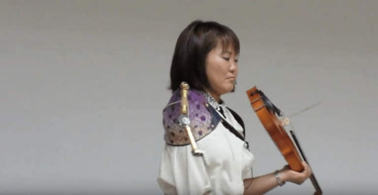 Κόβει την ανάσα: Παίζει κλασικό βιολί με τεχνητό μπράτσο [βίντεο] | iefimerida.gr 0