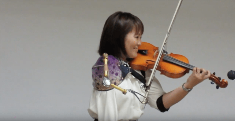Κόβει την ανάσα: Παίζει κλασικό βιολί με τεχνητό μπράτσο [βίντεο] | iefimerida.gr 1