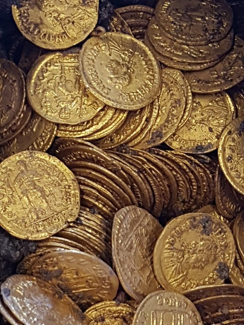Το θέατρο στο οποίο βρέθηκαν δεν απέχει πολύ από την περιοχή του Novum Comum, όπου ανακαλύφθηκαν και άλλα σημαντικά ρωμαϊκά αντικείμενα