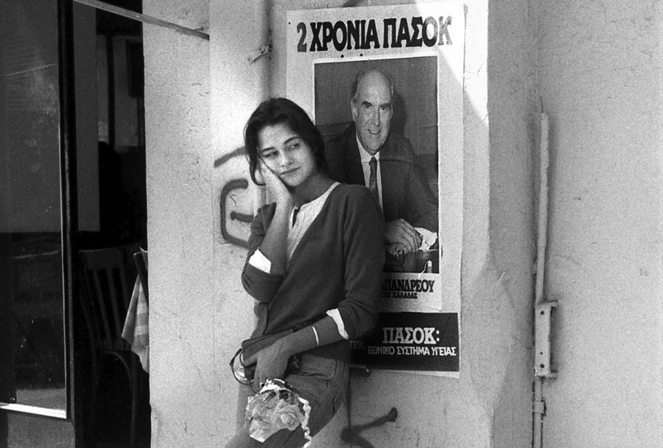 Κοπέλα με τριαντάφυλλο, και αφίσα του ΠΑΣΟΚ. Φωτ. Γιώργος Τουρκοβασίλης, 1980