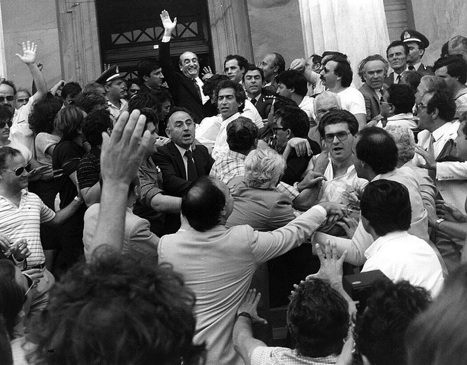 2.Ο Κ. Μητσοτάκης στο περιστύλιο της Βουλής μετά την εκλογή του στην αρχηγία της Ν.Δ (Φωτ. ΑΡΧΕΙΟ Ίδρυμα Κωνσταντίνος Κ. Μητσοτάκης)
