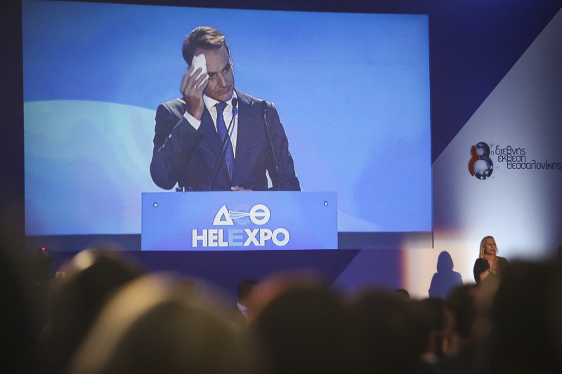 Ο κ. Μητσοτάκης σκουπίζει τον ιδρώτα του