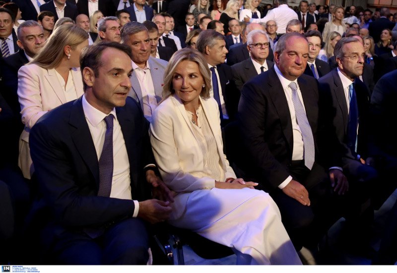 Κυριάκος και Μαρέβα Μητσοτάκη μαζί με τον Κώστα Καραμανλή