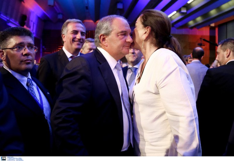 Κώστας Καραμανλής και Ντόρα Μπακογιάννη τα λένε λίγο πριν την έναρξη της ομιλίας