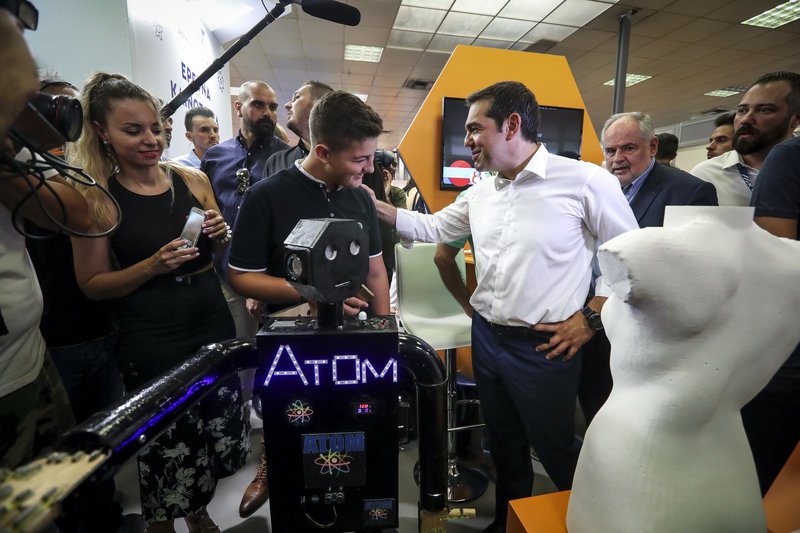 Η βόλτα του Τσίπρα στη ΔΕΘ: Σουτ, καταδρομείς, φανέλες και ρομπότ [εικόνες & βίντεο] | iefimerida.gr 12