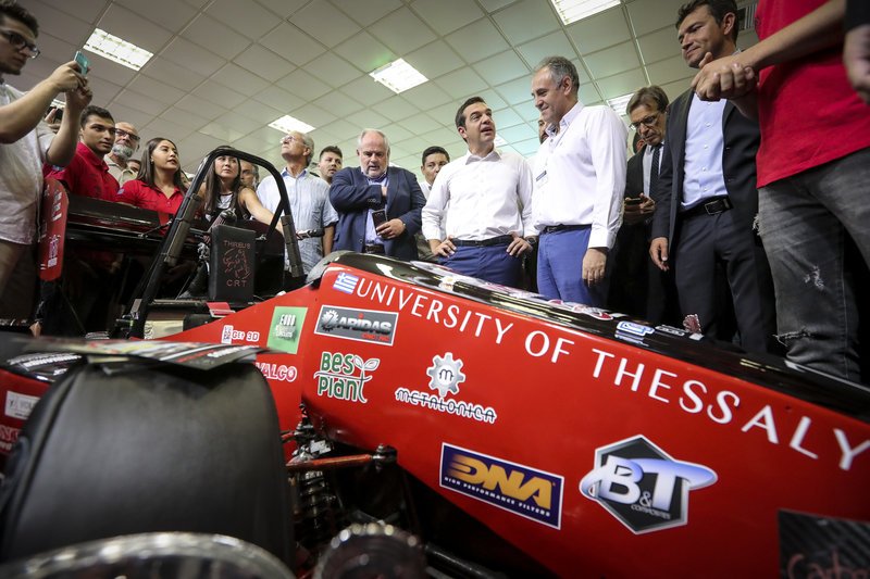 Η βόλτα του Τσίπρα στη ΔΕΘ: Σουτ, καταδρομείς, φανέλες και ρομπότ [εικόνες & βίντεο] | iefimerida.gr 11