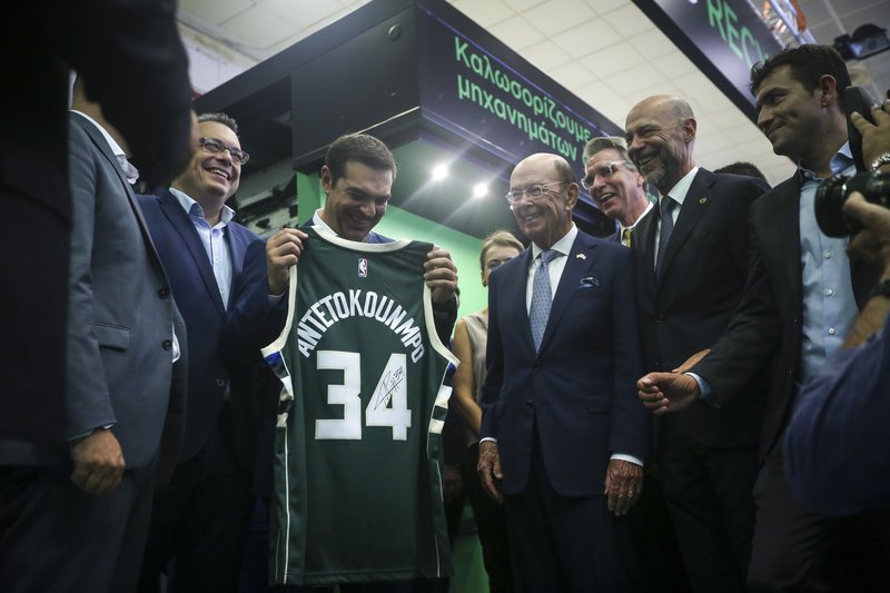 Η βόλτα του Τσίπρα στη ΔΕΘ: Σουτ, καταδρομείς, φανέλες και ρομπότ [εικόνες & βίντεο] | iefimerida.gr 1