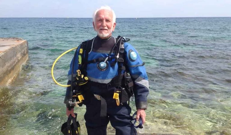 Ένας 95χρονος βρετανός βετεράνος του Δεύτερου Παγκόσμιου Πολέμου έσπασε σήμερα το ρεκόρ που ο ίδιος κατείχε ως ο γηραιότερος δύτης στον κόσμο