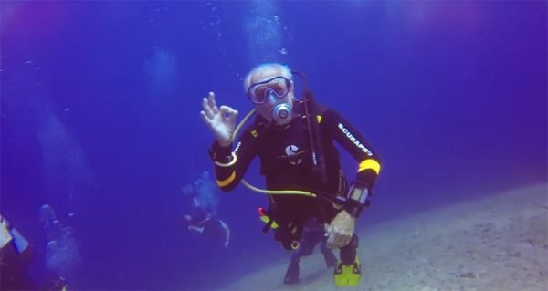 Ο 95χρονος ήταν χειριστής ασυρμάτου κατά τον Δεύτερο Παγκόσμιο Πόλεμο, κάνει καταδύσεις εδώ και 58 χρόνια.