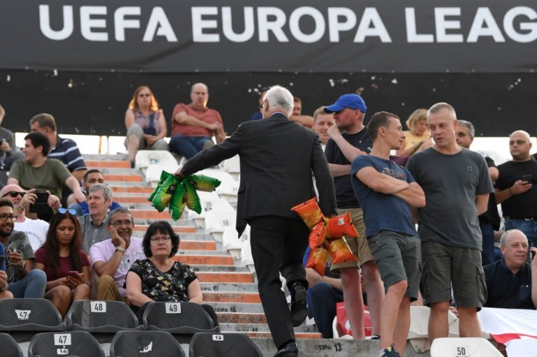 Απίστευτο: Ο πρόεδρος της Τσέλσι μοίρασε ο ίδιος δωρεάν πατατάκια στην Τούμπα -Σε οπαδούς των Λονδρέζων [εικόνες] | iefimerida.gr 3