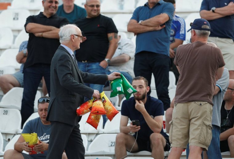 Απίστευτο: Ο πρόεδρος της Τσέλσι μοίρασε ο ίδιος δωρεάν πατατάκια στην Τούμπα -Σε οπαδούς των Λονδρέζων [εικόνες] | iefimerida.gr 2