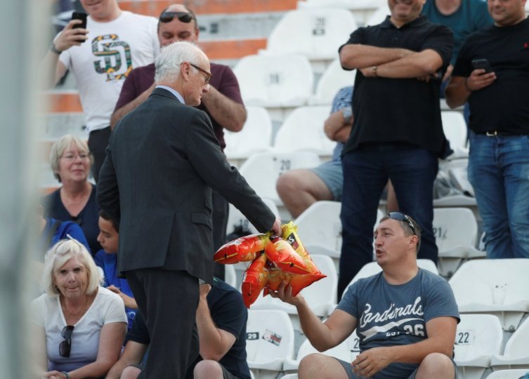 Απίστευτο: Ο πρόεδρος της Τσέλσι μοίρασε ο ίδιος δωρεάν πατατάκια στην Τούμπα -Σε οπαδούς των Λονδρέζων [εικόνες] | iefimerida.gr 1