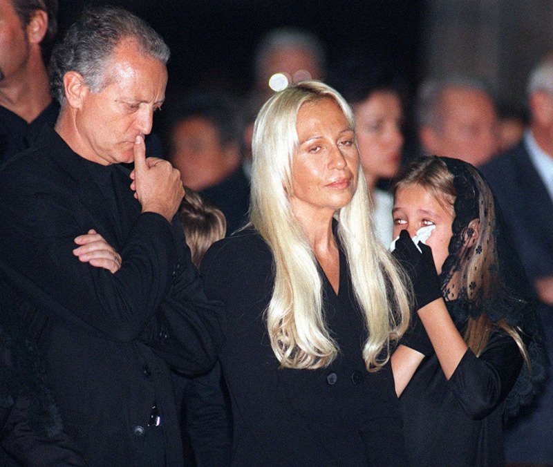 Η Donatella με τον αδερφό της Santo και την κόρη της ΑΛέγκρα στην κηδεία του Gianni