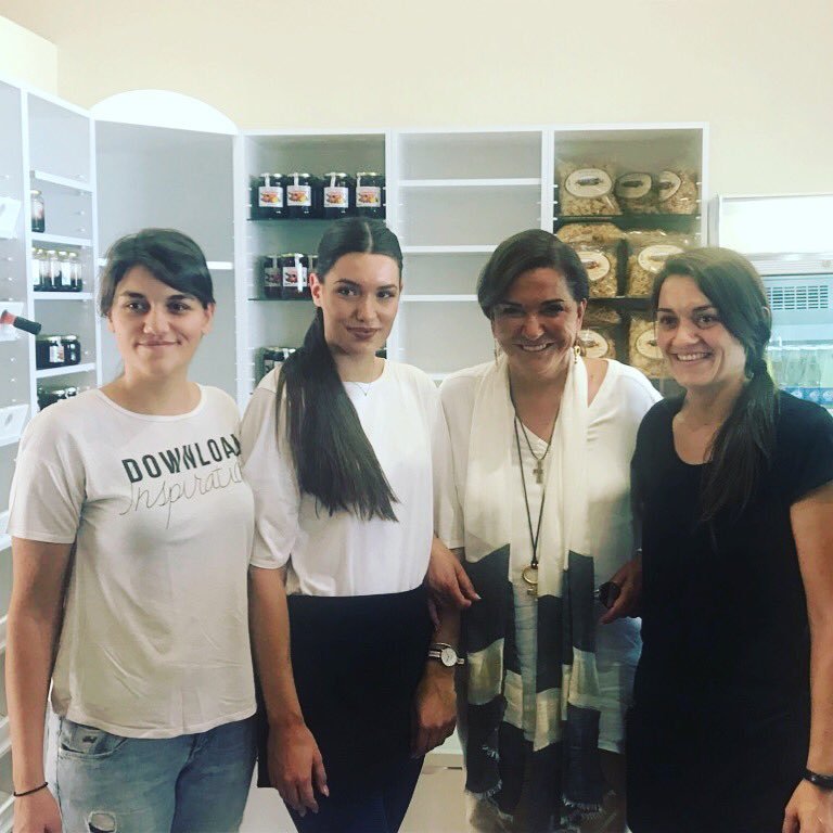 Η Ντόρα Μπακογιάννη βρήκε στη Φλώρινα ένα κορίτσι ψηλότερο από την ίδια [εικόνες] | iefimerida.gr 0