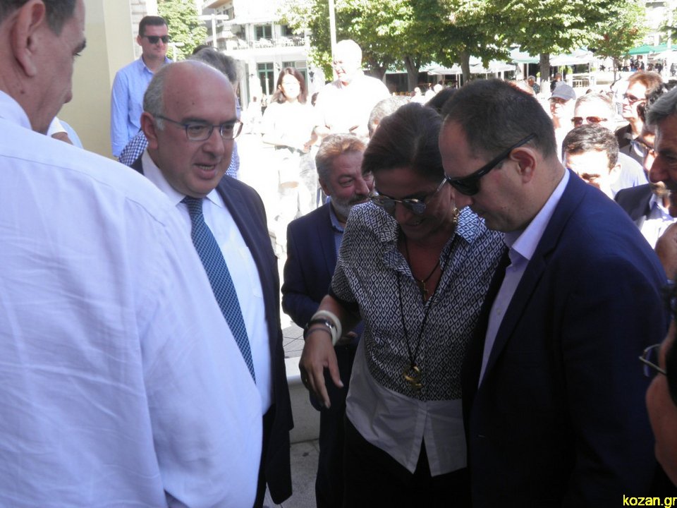 Μανιώδης καπνίστρια η Ντόρα: Ηθελε να ανάψει τσιγάρο μέσα στο δημαρχείο [βίντεο] | iefimerida.gr 1