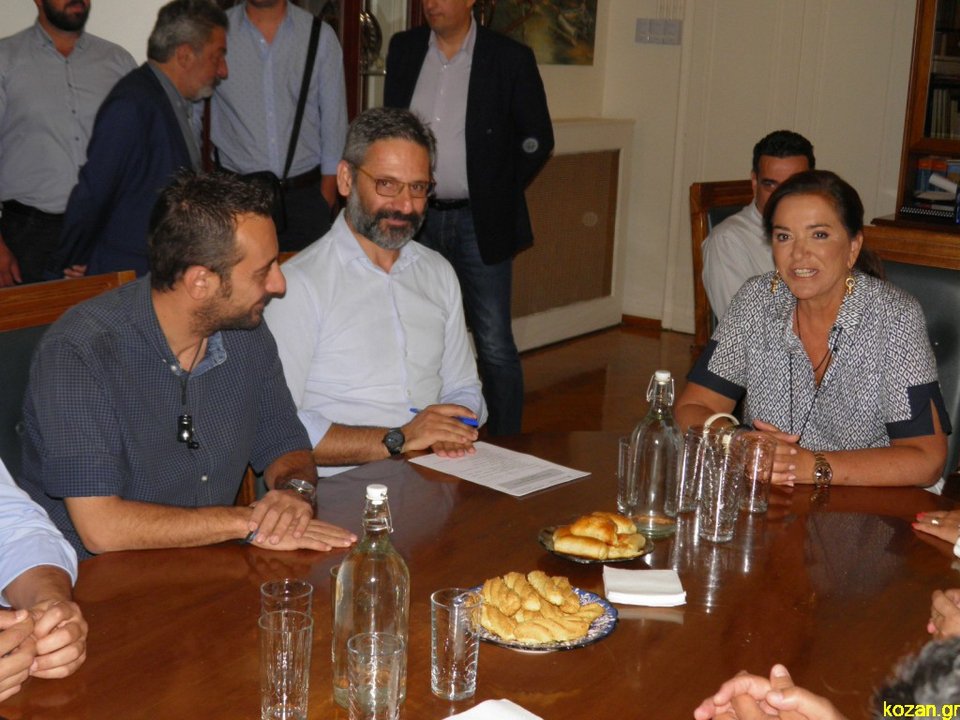 Μανιώδης καπνίστρια η Ντόρα: Ηθελε να ανάψει τσιγάρο μέσα στο δημαρχείο [βίντεο] | iefimerida.gr 2