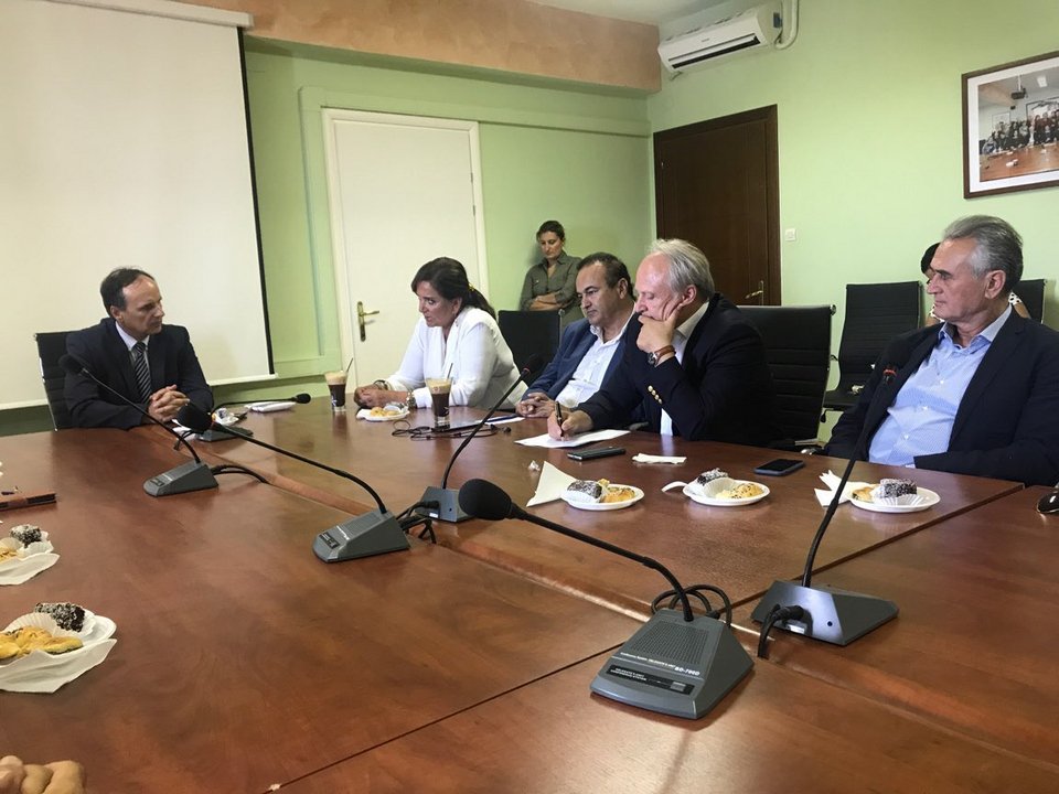 Η Ντόρα Μπακογιάννη βρήκε στη Φλώρινα ένα κορίτσι ψηλότερο από την ίδια [εικόνες] | iefimerida.gr 2