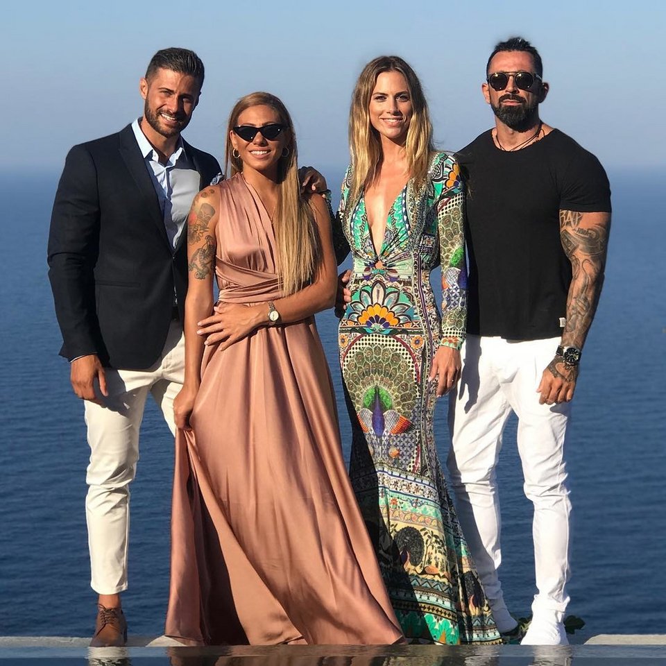 Παντρεύτηκαν ο Σάκης Τανιμανίδης και η Χριστίνα Μπόμπα -Οι πρώτες εικόνες από τον γάμο στη Σίφνο [εικόνες & βίντεο] | iefimerida.gr 0