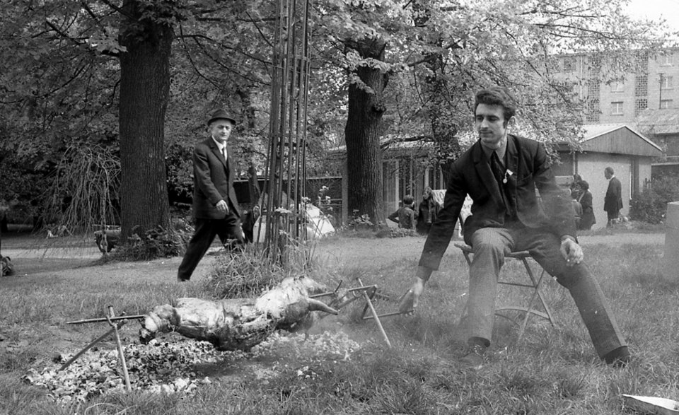 Ελληνας εξόριστος στο Παρίσι ψήνει αρνί στο πάρκο της Βανσέν, το Πάσχα του 1968 / Φωτ.: Σίμος Τσαπνίδης, 1968