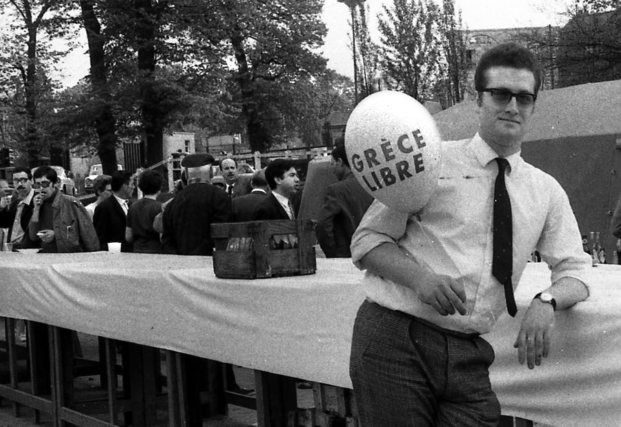«Ελεύθερη Ελλάδα» γράφει το μπαλόνι του νέου στη γιορτή της ελληνικής κοινότητας στο Παρίσι / Φωτ.: Σίμος Τσαπνίδης, 1968