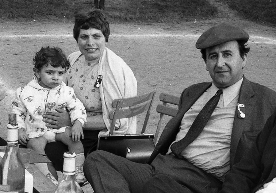 Ζευγάρι Ελλήνων εξόριστων με το παιδί τους, στο Παρίσι / Φωτ.: Σίμος Τσαπνίδης, Παρίσι 1968