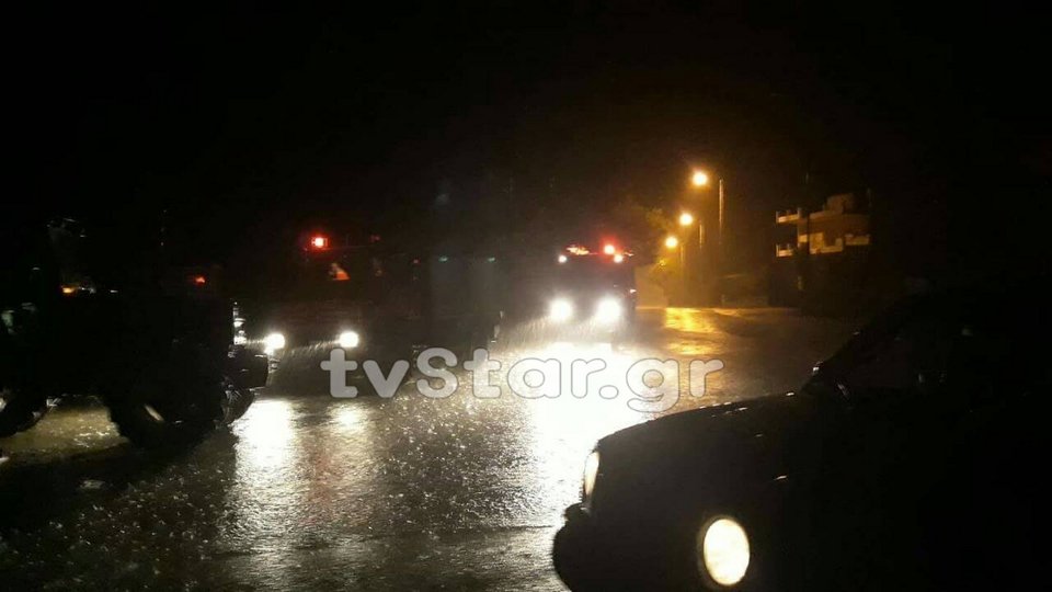 Σπίτια στο Μαντούδι πλημμύρησαν και οι άνθρωποι ανέβηκαν στις ταράτσες τους για να σωθούν
