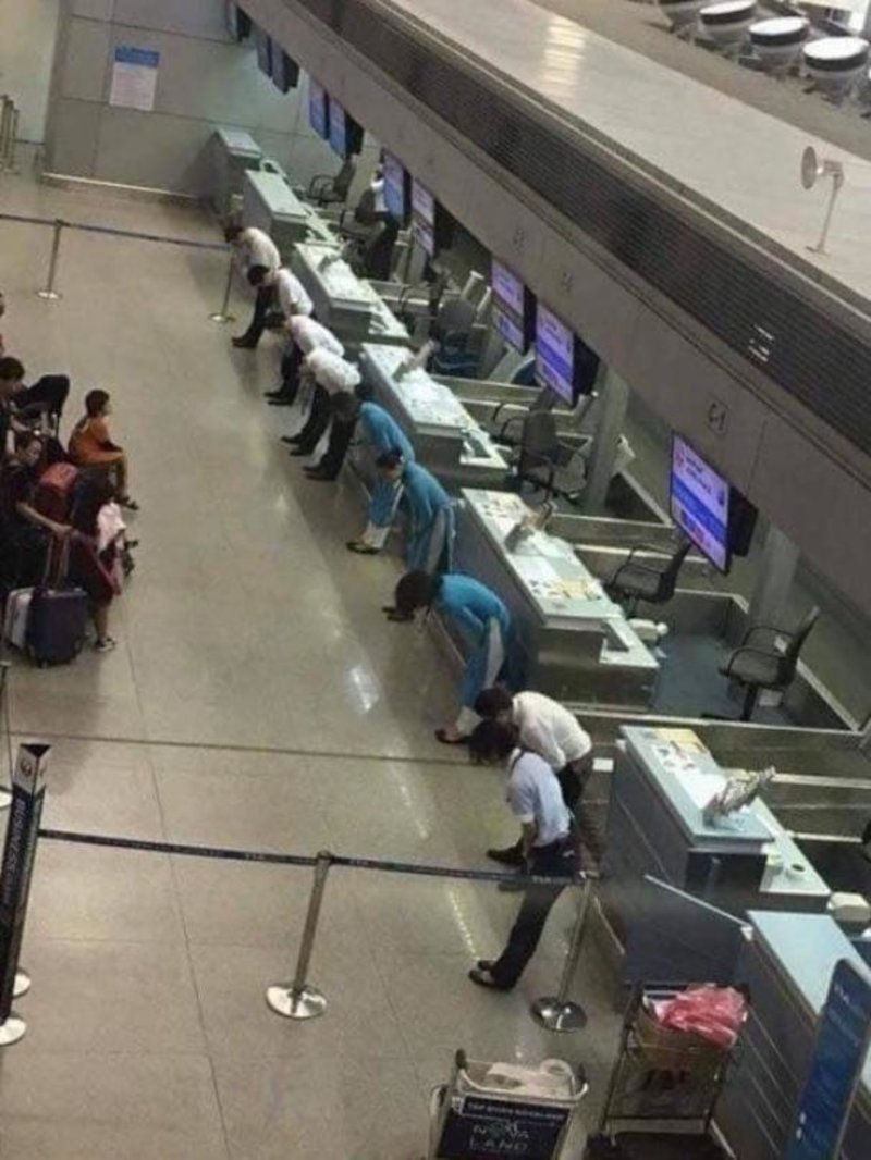 Καθυστέρηση πτήσης στην Ιαπωνία. Οι υπάλληλοι του αεροδρομίου υποκλίνονται μπροστά στους επιβάτες ζητώντας συγνώμη. Φωτογραφία: chocolat_ice_cream