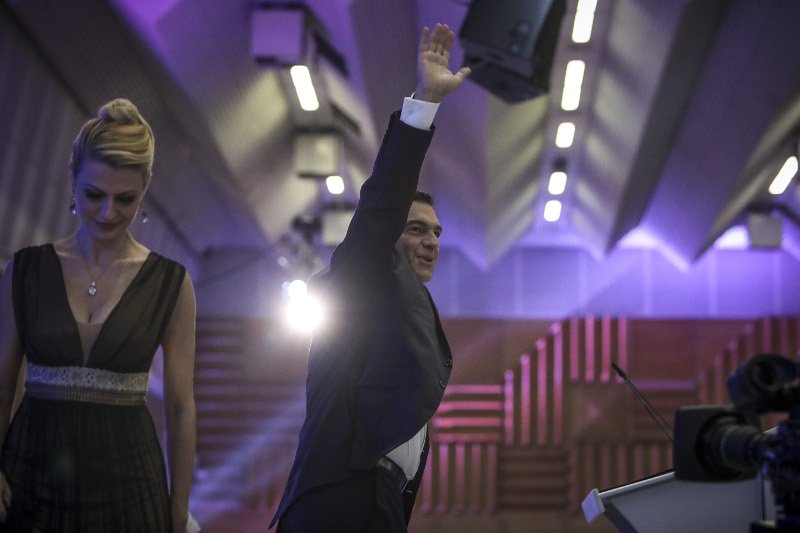 Ποια είναι η ξανθιά παρουσιάστρια της ΔΕΘ -Με στιλ Eurovision, τουαλέτα και ντεκολτέ [εικόνες] | iefimerida.gr 3