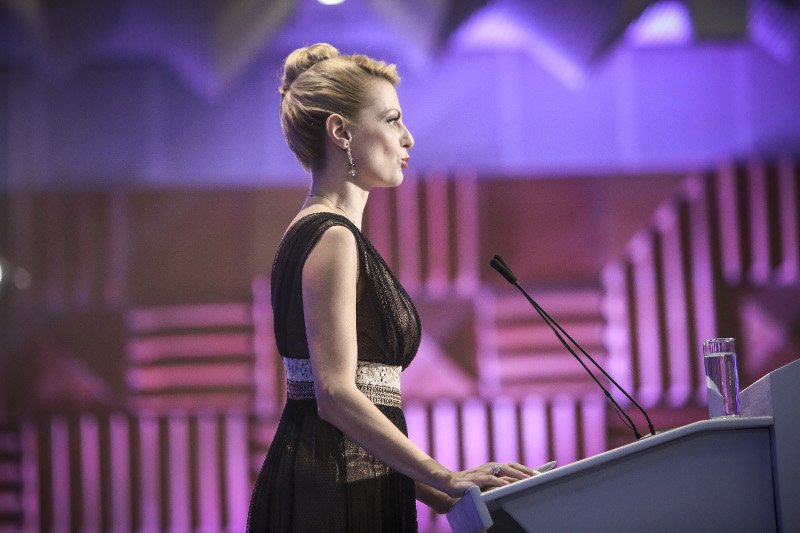 Ποια είναι η ξανθιά παρουσιάστρια της ΔΕΘ -Με στιλ Eurovision, τουαλέτα και ντεκολτέ [εικόνες] | iefimerida.gr 1