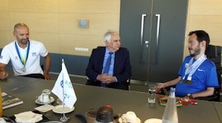 Ο Πρόεδρος της ΕΛΛΗΝΙΚΑ ΠΕΤΡΕΛΑΙΑ συνομιλεί με τους δύο Έλληνες Παραολυμπιονίκες.