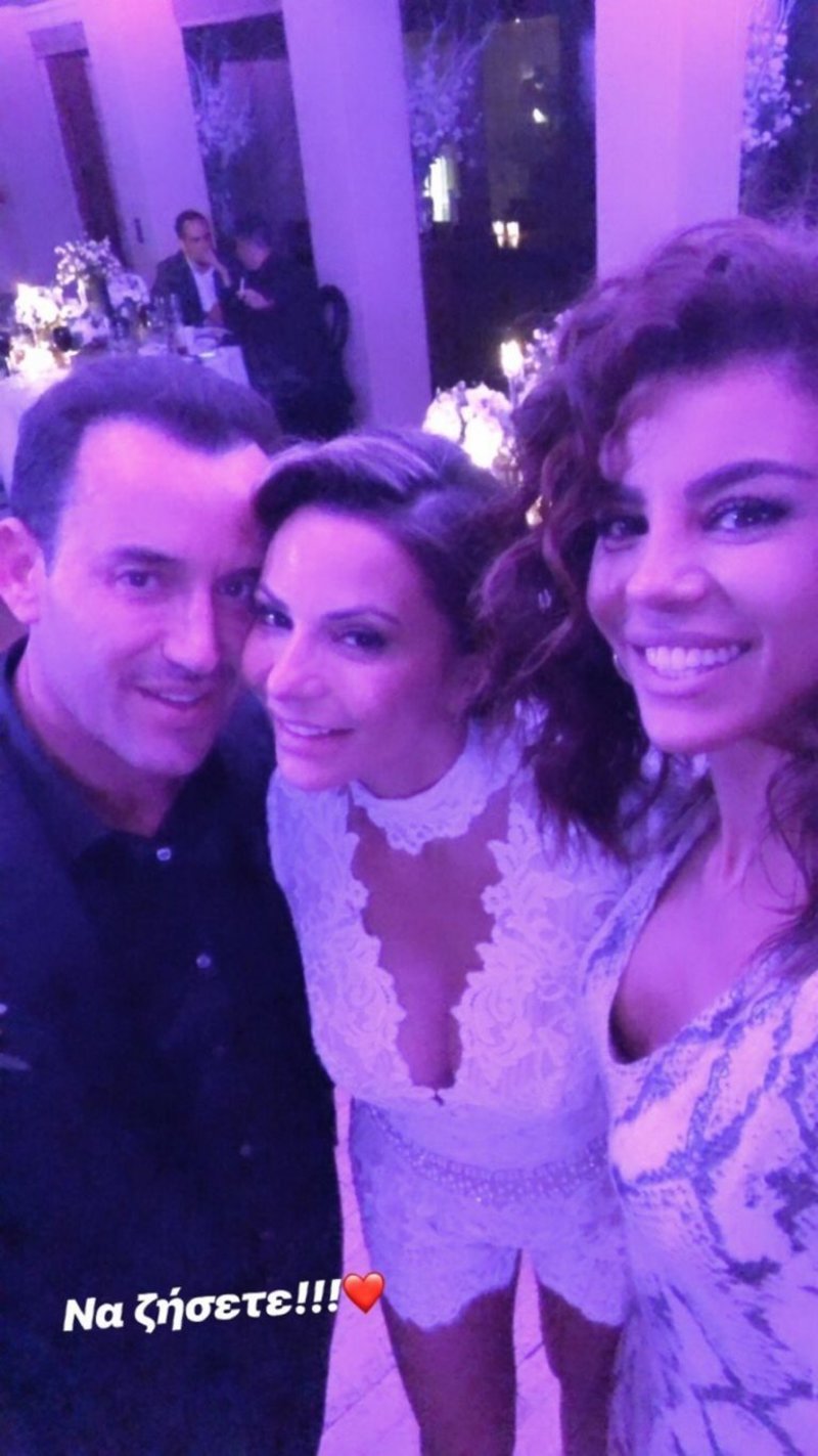 Νύφη με μίνι jumpsuit -Παντρεύτηκε ο Mr Ζαγόρι την Βραζιλιάνα σχεδιάστρια, στη Βούλα [εικόνες] | iefimerida.gr 2