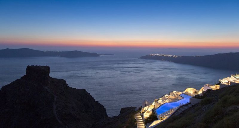 Από την Grace Suite μέχρι την βίλα των 400 τ.μ. με το ιδιωτικό της σπα, οι επισκέπτες μπορούν να χαλαρώσουν, χαζεύοντας την πανοραμική θέα