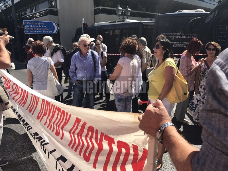 Διαδήλωση εργαζομένων του ΙΓΜΕ στη... σιδηρόφρακτη Ηρώδου Αττικού [εικόνες] | iefimerida.gr 5