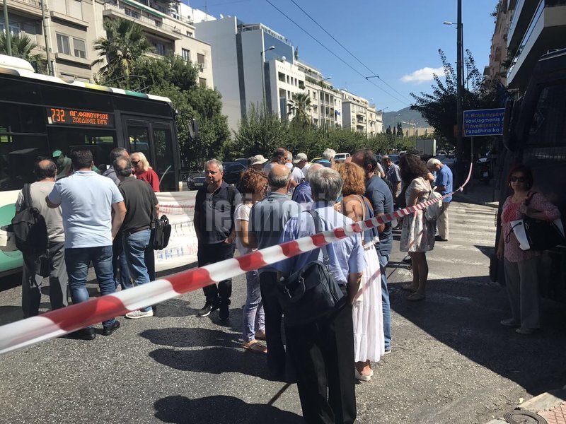 Διαδήλωση εργαζομένων του ΙΓΜΕ στη... σιδηρόφρακτη Ηρώδου Αττικού [εικόνες] | iefimerida.gr 0