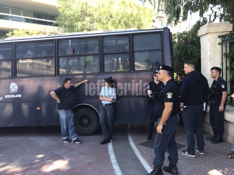 Διαδήλωση εργαζομένων του ΙΓΜΕ στη... σιδηρόφρακτη Ηρώδου Αττικού [εικόνες] | iefimerida.gr 3