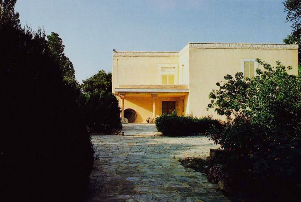Η τριώροφη κατοικία με συνολική έκταση 1.751 τ.μ. διαμορφώθηκε έτσι έπειτα από επτά αρχιτεκτονικές επεκτάσεις, μεταξύ του 1951 και του 1974.