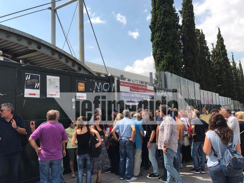 Γονείς και μαθητές έξω από το υπ. Παιδείας -Διαμαρτυρία για τις καταργήσεις τμημάτων στα ΕΠΑΛ [εικόνες & βίντεο] | iefimerida.gr 1