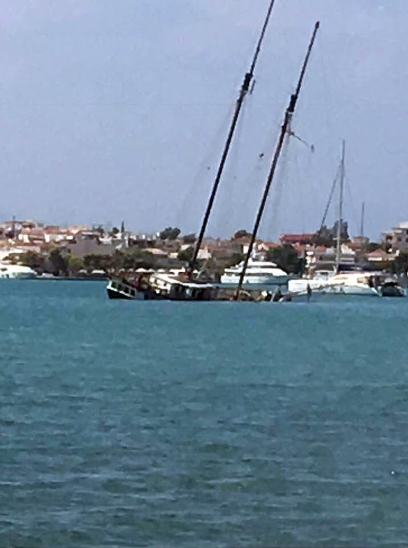 Βυθίστηκε ιστιοφόρο 23 μέτρων στο Πόρτο Χέλι [εικόνες] | iefimerida.gr 1