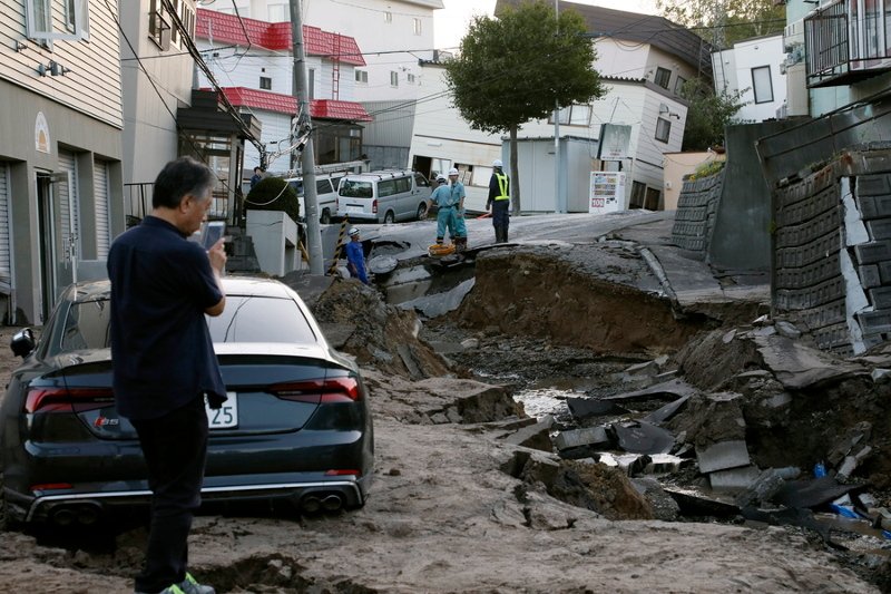 Δρόμοι άνοιξαν στη μέση (Φωτογραφία ΑΠΕ-ΜΠΕ)