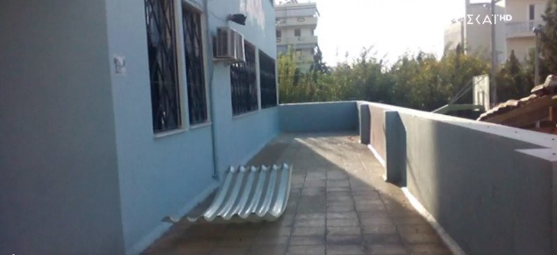 «Εφυγε» στέγη από το 2ο Δημοτικό Σχολείο στο Καματερό -Την ξήλωσαν οι άνεμοι [εικόνα] | iefimerida.gr 1