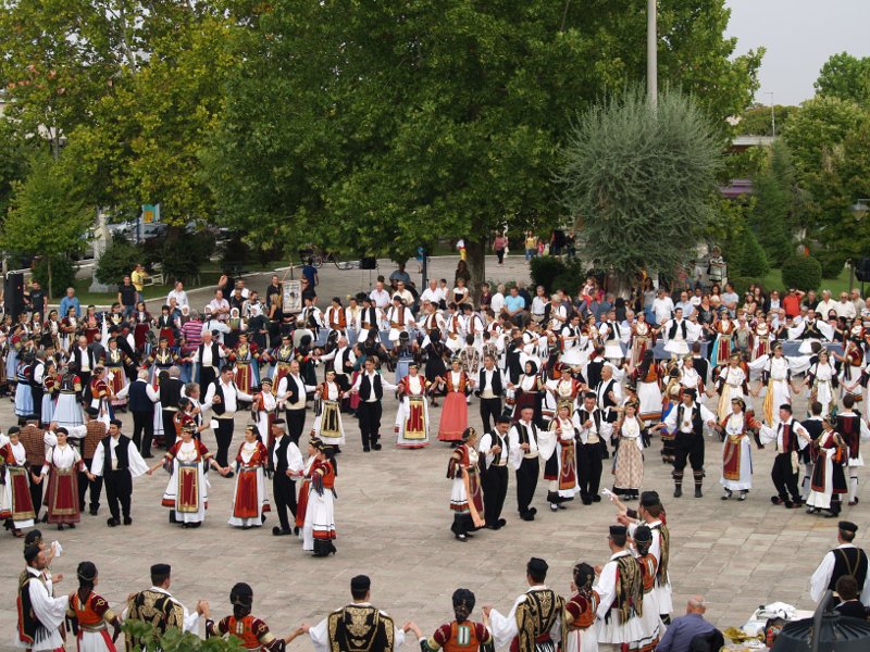Σήμα κατατεθέν, ο «Τρανός Χορός» των Αυτόχθονων και Γηγενών Θεσσαλών - Καραγκούνηδων, όπου αναμένεται να πάρουν μέρος πάνω από 1.500 χορευτές από όλη την Ελλάδα.