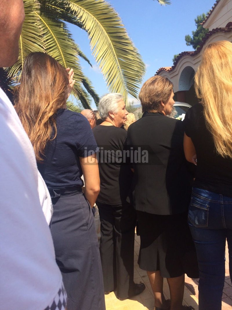 Το τελευταίο αντίο στον Ζακ Κωστόπουλο, στην Ιτέα -«Ζάχο, πού είσαι;» [εικόνες] | iefimerida.gr 3