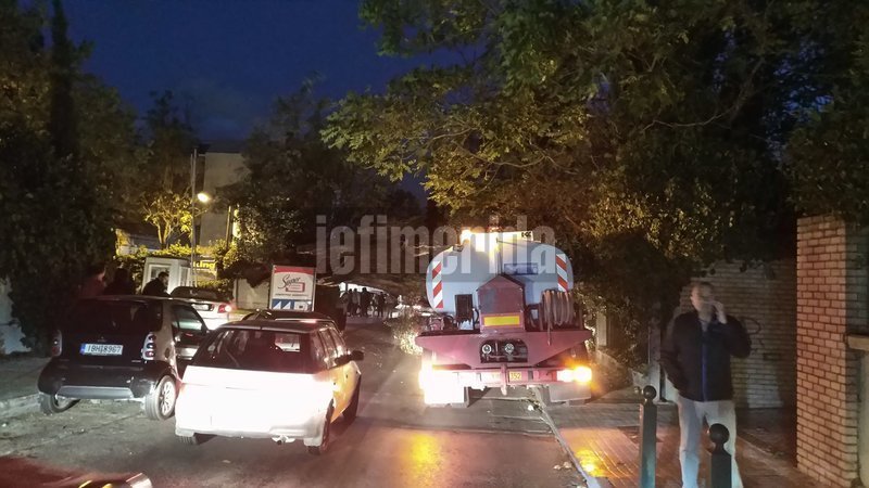 Πελώριο δέντρο έπεσε έξω από τον σταθμό του ηλεκτρικού στην Κηφισιά -Διακόπηκε η κυκλοφορία [εικόνες] | iefimerida.gr 1