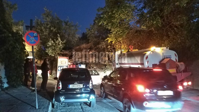 Πελώριο δέντρο έπεσε έξω από τον σταθμό του ηλεκτρικού στην Κηφισιά -Διακόπηκε η κυκλοφορία [εικόνες] | iefimerida.gr 0