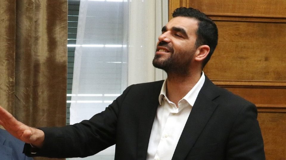 Γέλασε το Twitter με τον... ξυλοδαρμό του Κωνσταντινέα: Πώς βγήκε ατσαλάκωτος; [εικόνες] | iefimerida.gr 7