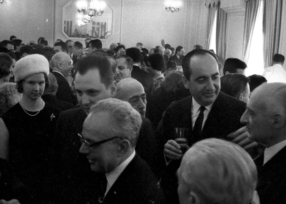 Ο Κωνσταντίνος Μητσοτάκης αυτοεξόριστος στο Παρίσι από το 1968. Στη φωτό, σε γιορτή της ελληνικής αντιδικτακτορικής κοινότητας / Φωτ.: Σίμος Τσαπνίδης, 1968