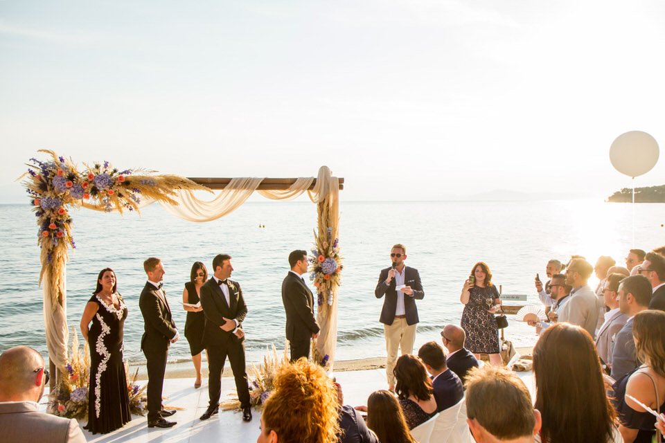 Ο πρώτος γκέι γάμος στο Βόλο ήταν μια άκρως ρομαντική τελετή με θέα τον Παγασητικό [εικόνες] | iefimerida.gr 2