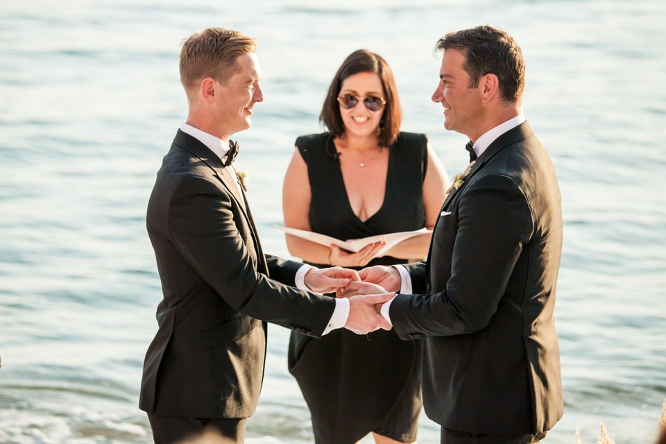 Ο πρώτος γκέι γάμος στο Βόλο ήταν μια άκρως ρομαντική τελετή με θέα τον Παγασητικό [εικόνες] | iefimerida.gr 4