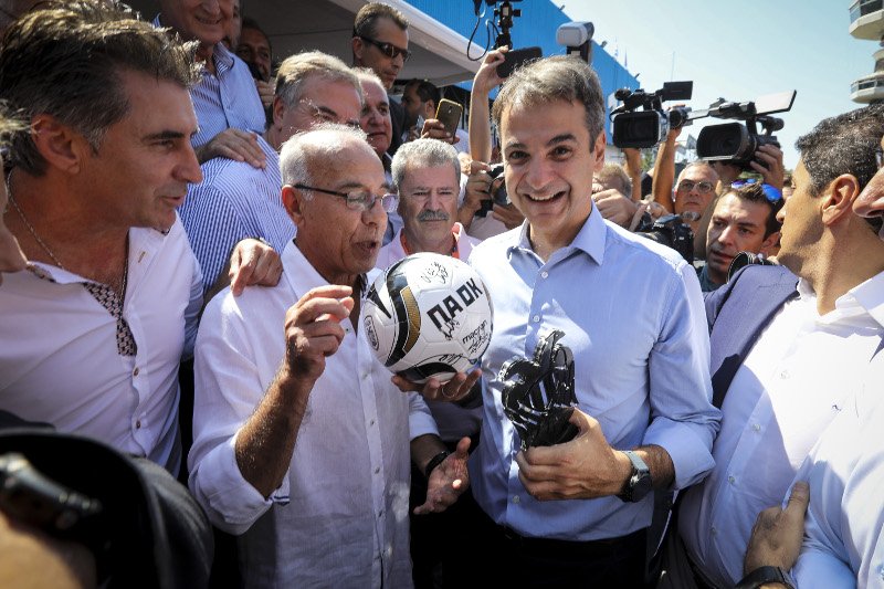 «Πού 'σαι, ρε Γιώργο!», «πού είσαι, πρόεδρε;» -Η εγκάρδια συνομιλία Κούδα-Μητσοτάκη [βίντεο] | iefimerida.gr 1